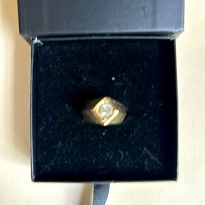 Large gold ton ring with diamond.